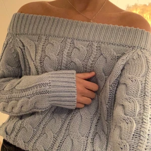 Ljusblå stickad tröja  - Säljer denna jättefina ljusblåa stickade tröjan från NA-KD. Budgivning med start på 100kr + frakt 