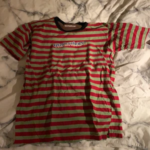 Supersnygg quiksilver t-shirt! - En y2k quiksilver tisha!! Köpt secondhand och är i helt ok skick! Lite bort skrapat på trycket på baksidan men ingen som syns eller märks enligt mig. Skönt material. Står ingen storlek i men skulle nog säga att den är en S men den passar även en M! Buda över 30kr!🥰