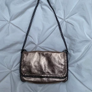 Guld väska  - Guld väska ifrån Gina tricot med kedje detaljer, går att göra kedjan längre och kortare! Högtbudande vinner🥰