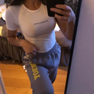 T-shirt body - Inte bästa matchningen på bilden men tänk med ett par fräscha jeans! Så fräscht🤍 Har tyvärr bara kommit till användning 1 gång, kan stå för frakt vid snabb affär🥰