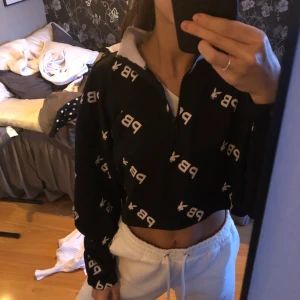 Playboy sweatshirt - Från Playboy x Missguided kollektionen, kommer tyvärr aldrig till användning. Justerbar dragkedja på halsen, kan stå för frakt vid snabb affär!