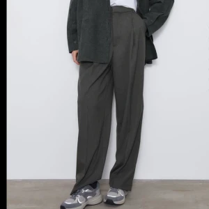 Gråa kostymbyxor från Zara - Helt oanvända gråa kostymbyxor från zara (lappen kvar). Skitcoola byxor i oversized modell som jag säljer för att dem dessvärre är för korta i benen för mig (är 177). Buda i kommentarerna!!! Frakt 60 kr💕