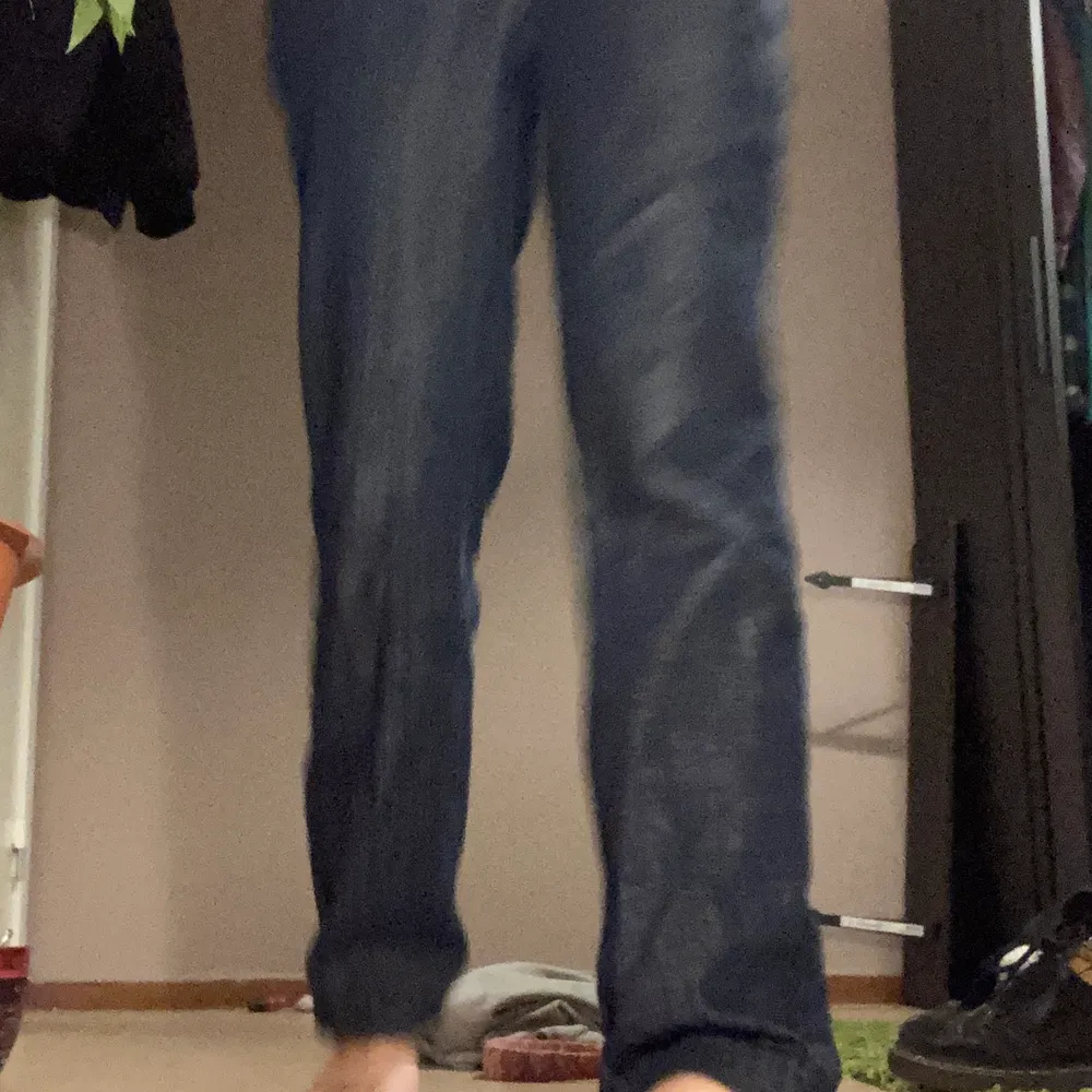 lågmidjade superfina jeans med diamant detaljer! Fint skick. Rak modell och slutar precis vid fötterna så de går över skon på mig som är 161cm💕 de sitter bra på mig som är en s skulle passa en xs med skärp men även en M. Jeans & Byxor.