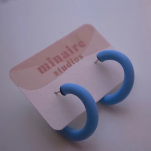 Klarblå hoops örhängen - Handgjorda örhängen ipolymer lera och rostfritt stål🤩 2,5 cm i diameter! 