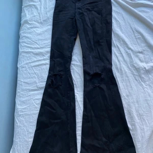 Doctor demin jeans  - Svarta Doctor demin jeans   med hål på knäna 