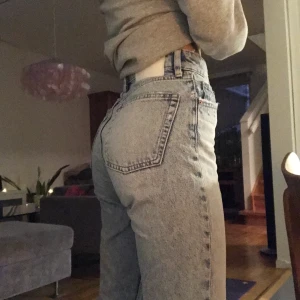 Blåa jeans från Zara - Jeansen är i bra skick och sitter jätte bra över rumpan och i midjan. Dom är jätte sköna men kommer aldrig till användning längre. Hör av er för fler bilder 💕 