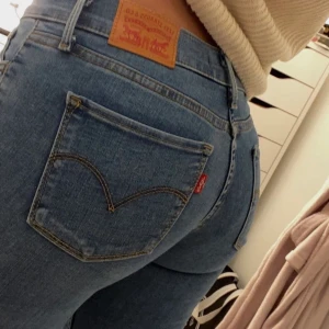 LEVIS 710 super skinny - Helt oanvända i storlek 24, lågmidjade! 🤩 Passar även storlek 25! 💛💛 man kan säga att de storlek 34 och 36. 