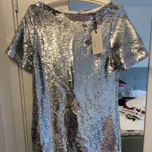 Silver klänning  - Säljer denna skitsnygga oanvända känningen från NAKD. Storlek 36, skulle även säga att den passar 34. Köparen står för frakt. 💞