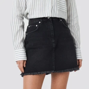 NA-KD kjol - Oanvänd med prislappen kvar. Storlek M (mindre i storleken) 