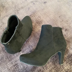 Oanvända klackskor  - Aldrig använda. Ser möjligen använda ut under men är för att de stått i garderoben på olika ställen i säkert 3 år... Storlek 38. 