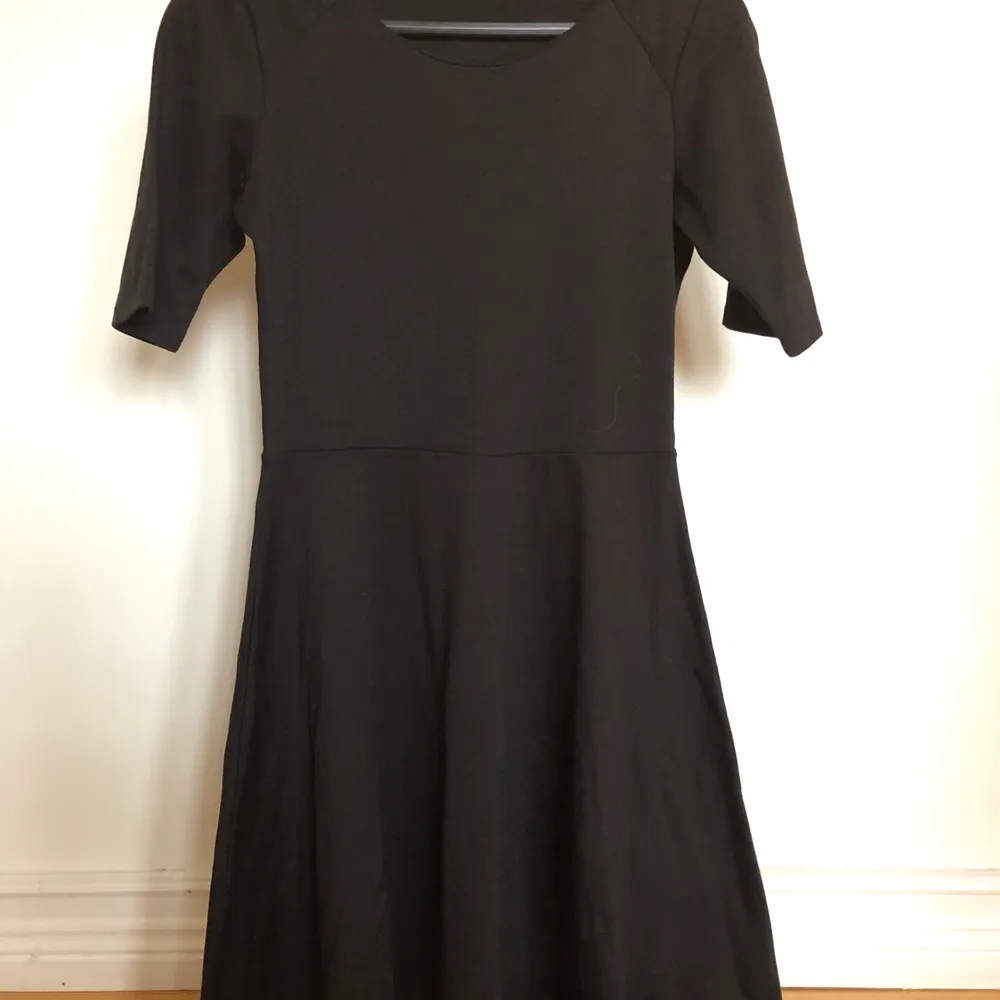 Plain svart klänning från Lindex. Använd ett fåtal gånger och i väldigt bra skick. Säljer pga den är inte min stil. Orginalpris 500 kr. Klänningar.