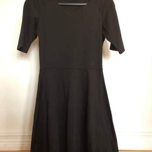 Plain svart klänning från Lindex. Använd ett fåtal gånger och i väldigt bra skick. Säljer pga den är inte min stil. Orginalpris 500 kr