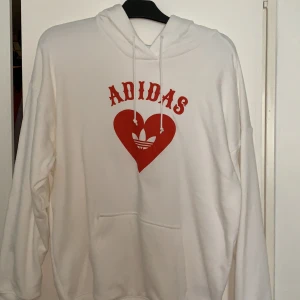 Adidas hoodie storlek 38 - Hoodie från Adidas, aldrig använd så den är i nyskick!🥰 Storlek 38 men är lite oversized. Köparen står för frakten. Pris: 150kr 😋