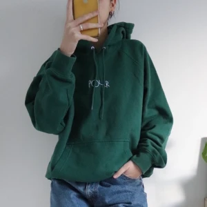 Polar Hoodie - Polar Hoodie grön. (BUD 450 + frakt!) Riktigt fin hoodie i mossgrön färg. Använd ett fåtal gånger så i fint skick. Storlek large men sitter lagom oveersize på mig som har S/M.  Storlek: M/L Jag kan mötas upp i Göteborg eller eller frakta (70kr)💕💕