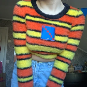 Fluffig tröja unif - Tröja jag köpte från unif för typ 3 år sedan men som jag inte använt mer än en gång, men så cool!!!💛🧡💛🧡(Mittersta bilden är lånad från unifs hemsida) Utgångspriset är 300 kr💖