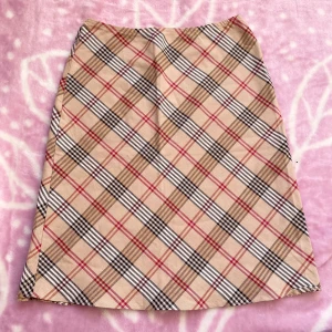 Rutig kjol  - En kjol i ett Burberry-insprirerat mönster! Storleken är okänd men sitter superbra på mig som är XS. Är säker på att den även skulle passa någon som har S, då den är stretchig i midjan. Varan är köpt second-hand och har inga defekter 🧚🏼💓