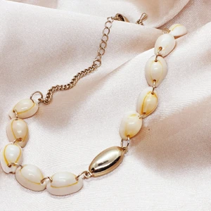 Sea shell Halsband  - Vintage seashell Halsband för 35kr inkl frakt använt 1-4 gånger. Nickelfritt. Skicka bild på paketet innan jag posta💕 skrev i chatten vid frågor. 