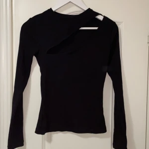 Topp från Nelly svar - Svart topp från Nelly jättefin