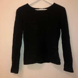 Svart tröja - Säljer nu min svarta enkla tröja från indiska, tröjan är i ett ganska bastant tyg och bra kvalite. Tröjan är sparspamt använd men de gångerna använt den har den varit så skön och snygg! 