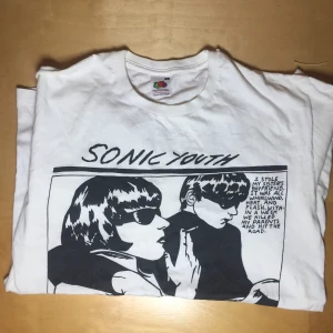 Sonic youth - Ikonisk tröja som säljs på hollywood/junkyard. Ca 60 cm från hals till slutet.  Budgivning till  27/2 00:00. Högsta bud:105
