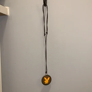 Halsband med Playboy  - Så så så coolt halsband som jag älskar men använder inte smycken så vill att någon annan får användning för den, vet inte vart den kommer ifrån från början.                                  Den ”skiftar” i olika färger beroende på ljuset(går tyvärr inte att få med det på bild såklart men det är väldigt coolt)        som ni ser på bilden så kan man justera läderbandet hur långt/kort man vill ha det