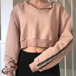  - Extremt cool och skön croppad hoodie i ljusrosa med gröna  ränder. Strl. XS men passar även dig som bär S!  Märke: Vandox design 😍  Du som köpare står för frakt. Mycket bra skick! 