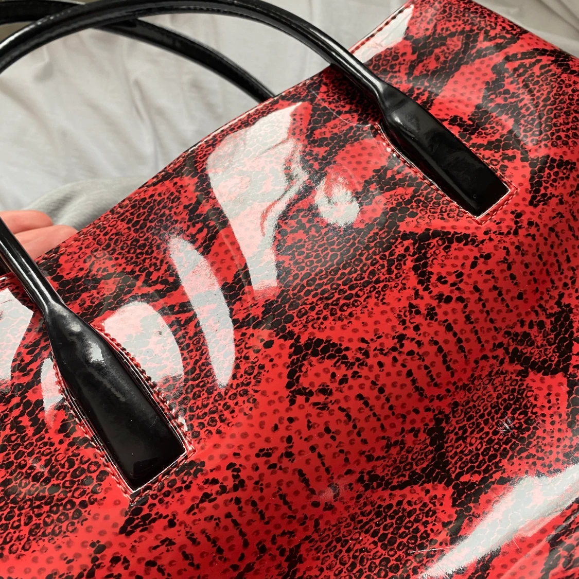 Väska i latex-ormmönster  - 90