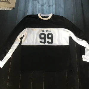 Sportjersy M - Svart och vit såortjersy bekväm att ha på sig vanligt eller träna 