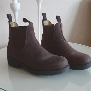 Johnny Bulls bruna stl. 38 - Bruna Chelsea boots från Johnny Bulls. Endast använda några enstaka gånger. Stl.38. Ordinare pris 1050kr 
