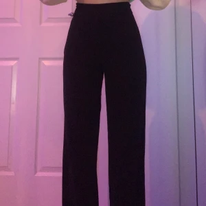 Vida kostymbyxor - Supersnygga vida kostymbyxor! Skriv t mig vid intresse så kmr vi överens om ett bra pris💕💕 (jag är 1.60 cm och de är lite för långa men det funkar) 