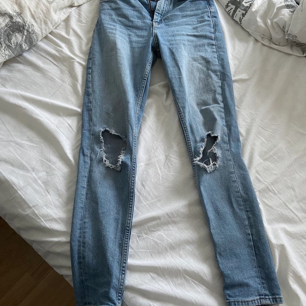 Leah jeans från Gina Tricot, storlek 34. Jeans & Byxor.