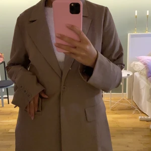 Hanna schönbergs beiga kostym  - Helt oanvänt beige kostym ifrån Hanna schönberg. Orginalpris 700