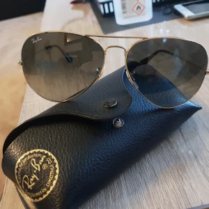 Rayban aviator  - Nästan helt nya aviator solglasögon med kvitto. Ord.pris ca1800kr. 