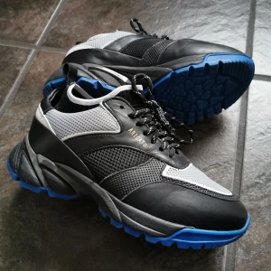 Axel Arigato Sneakers  - Svinsnygga Tech Runners från Axel Arigato säljes pga passar tyvärr ej. Använt en gång utomhus och provat några gånger hemma. Finns ej längre att få tag i på hemsidan! Köptes på rea för 850:- i juli, originalpris ca 1800:-