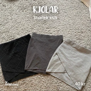 Kjolar- xs/s - Tre stycken fina kjolar! OBS- LJUSGRÅ KJOL = SÅLD 1. Svart kjol med mönster ifrån Gina Tricot, storlek S, lite omlott detalj nertill. Fint skick!  2. Mörkgrå, rak kjol ifrån H&M, storlek xs/s, fint skick!  3. Ljusgrå kjol ifrån Gina Tricot, storlek xs. Om