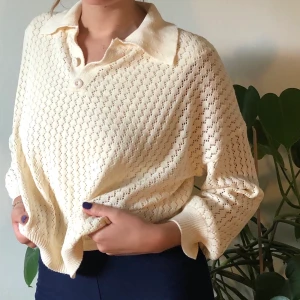 Fin stickad tröja med knappar - Helt ny stickad tröja i créme gul färg💛Aldrig använd tyvärr men är väldigt skön. Är lite lösare i passformen så den passar de flesta🧸 köparen står för frakten och vid intresse blir det budgivning💛🧡