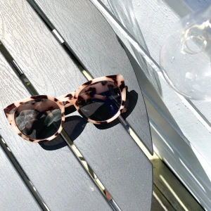 Solglasögon Zara - Superfina bruna solglasögon från Zara. Jättefint skick och sälja pga. Ingen användning tyvärr. 😊🥺💖