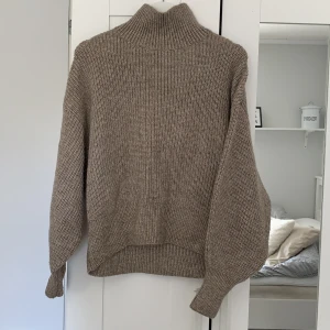 Stickad tröja  - Superfin grovt stickad tröja med polokrage i en brun färg från H&M. Köptes i höstas men använd få gånger. Tröjan har ballongärm och är felfri. Kan mötas upp i Kalmar / Torsås kommun annars står köparen för frakten:)
