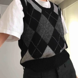 - En stickad väst i väldigt bra skick från lindex äldre kollektioner! Den sitter som en S/M. ❗️BUDGIVNING I CHATTEN❗️Frakt - 44kr. Men frakten ingår om priset blir mycket högre! 