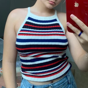 Randigt linne - Jättegulligt randigt linne från H&M✨ stretchigt och ribbat tyg. Storlek S men eftersom tyget är stretchigt så passar den nog även M💞 Frakt är inkluderat i priset. Skriv om du har några frågor💓