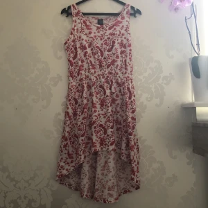 Klänning  - En klänning med röda fåglar och blommor, klänningen är längre på baksidan 