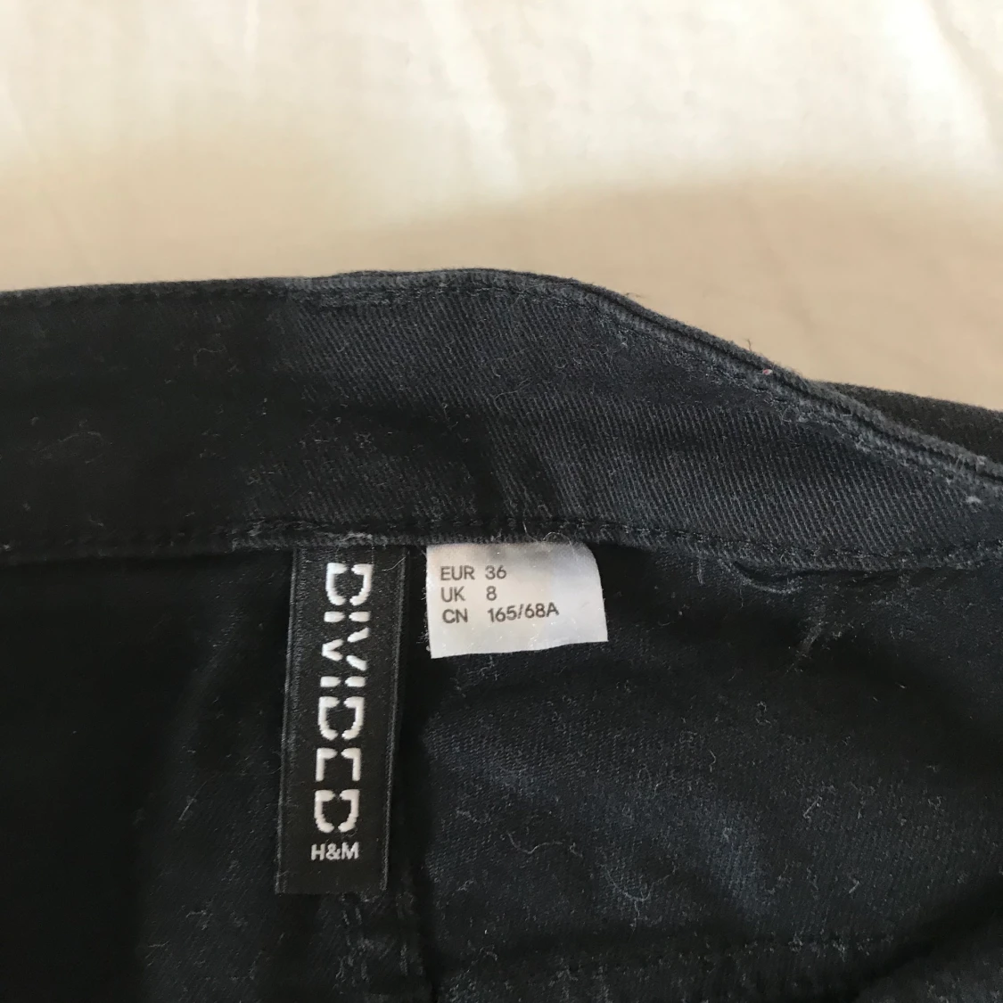 Ett par svarta Jens aktiga byxor  - 91