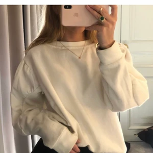 Vit hoddie😍 - Riktigt fin hoddie lite nopprig men går att få bort!💕det är storlek S.                                       Lånade bilder!!💕köptes av en tjej här på Plick men säljer pågrund utav att de inte är riktigt min stil💕💕