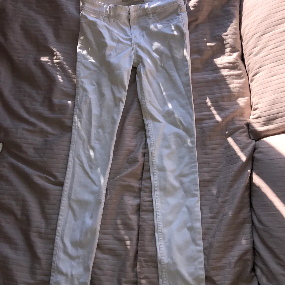 Vita skinnyjeans från hollister som nästan aldrig är använda då dem är för små för mig! Kontakta mig för ytterligare bilder eller vid frågor. Frakt ingår. Jeans & Byxor.