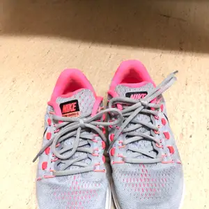 🌟👟 Supersköna träningssko/sneaker från Nike, modell Zoom Vomero 12, i storlek 37.5. Färg: Grå/rosa. Kan mötas upp i Helsingborg eller skickas mot en fraktkostnad 📮 