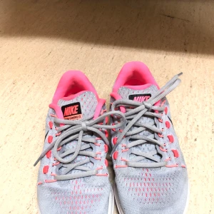 Nike Zoom Vomero 12 - 🌟👟 Supersköna träningssko/sneaker från Nike, modell Zoom Vomero 12, i storlek 37.5. Färg: Grå/rosa. Kan mötas upp i Helsingborg eller skickas mot en fraktkostnad 📮 