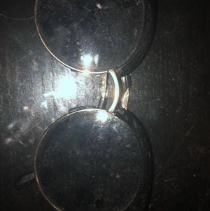 Solbrillor  - Säljer ett par solglasögon som endast är använt ett fåtal gånger. 