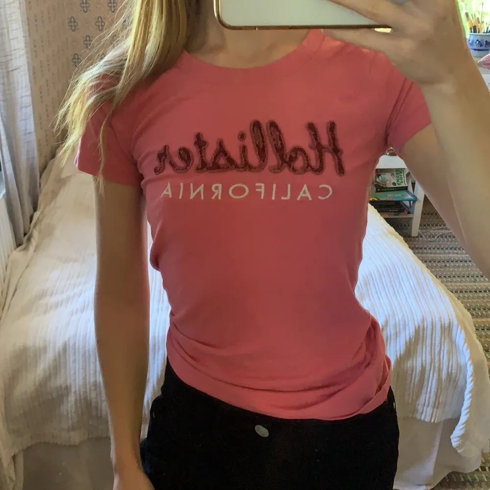 Rosa T-shirt från Hollister som sitter supersnyggt och bekvämt 💕 Använt men bra skick. . T-shirts.