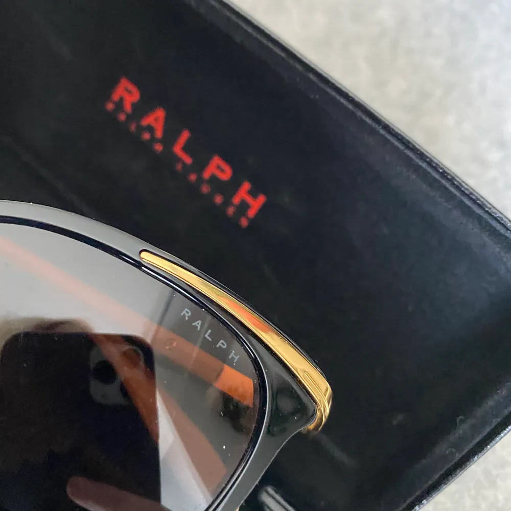 Knappt använda, äkta solglasögon från Ralph Lauren med guldiga och beiga detaljer. Modellen är lite cateye likande vilket är väldigt snyggt enligt mig. Nypris: ca 1100kr. Accessoarer.