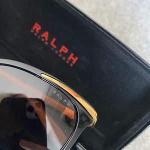 Knappt använda, äkta solglasögon från Ralph Lauren med guldiga och beiga detaljer. Modellen är lite cateye likande vilket är väldigt snyggt enligt mig. Nypris: ca 1100kr